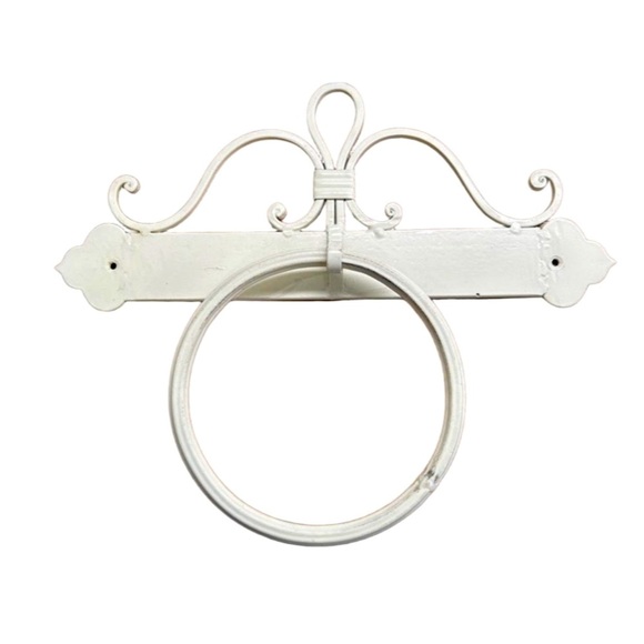 Vintage Cream Coloured Metal Painted Wrought Iron Towel Holder With Ring - Picture 1 of 11